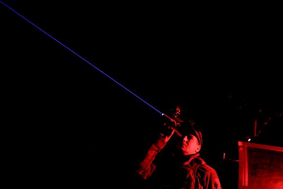 Un soldado ucraniano observa el cielo en busca de drones en la región de Járkov, Ucrania, el 1 de junio de 2025.