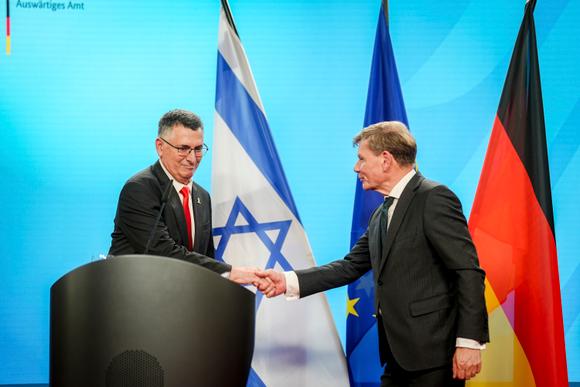 Poignée de main entre le ministre des affaires étrangères allemand, Johann Wadephul (à droite), et son homologue israélien, Gideon Saar lors d’une conférence de presse à Berlin (Allemagne), jeudi 5 juin 2025.