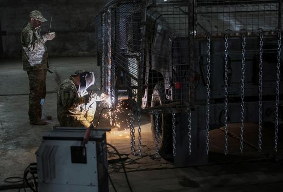 Se instala una rejilla en un vehículo militar para protegerlo de ataques con drones, en la región de Donetsk, Ucrania, el 4 de junio de 2025.