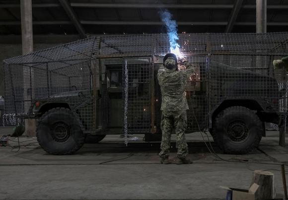 Instalación de una red de protección contra drones en un vehículo militar en la región de Donetsk de Ucrania el 4 de junio de 2025.