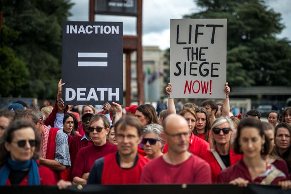 L’oganisation Médecins Sans Frontières (MSF) manifeste aux alentours du bureau des Nations Unies, à Genève, le 5 juin 2025.