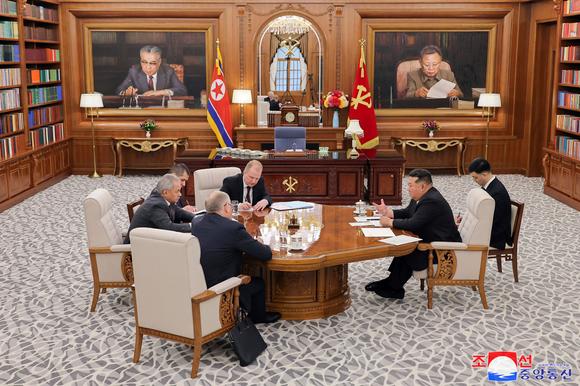 Sur cette photo fournie par le gouvernement nord-coréen, le dirigeant nord-coréen, Kim Jong-un (deuxième à droite) rencontre le secrétaire du Conseil de sécurité russe, Sergueï Choïgou (à gauche), à Pyongyang, mercredi 4 juin 2025.