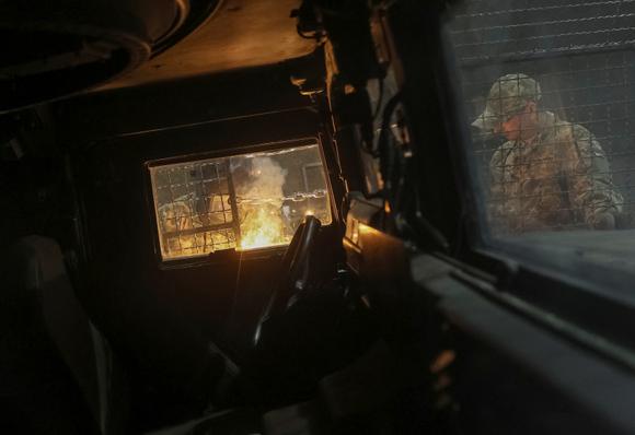 Un militar ucraniano coloca una rejilla en un vehículo del ejército ucraniano en la región de Donetsk, Ucrania, el 4 de junio de 2025.