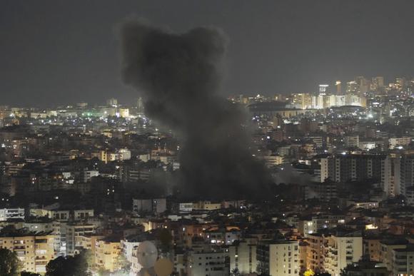 De la fumée s’élève après une frappe aérienne israélienne sur Dahiyeh, dans la banlieue sud de Beyrouth, le 5 juin 2025.