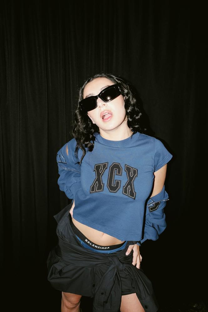 Charli XCX lors de sa tournée « Brat 2025 », le 30 avril 2025, au Barclays Center de Brooklyn, à New York. Publié le 2 mai 2025.