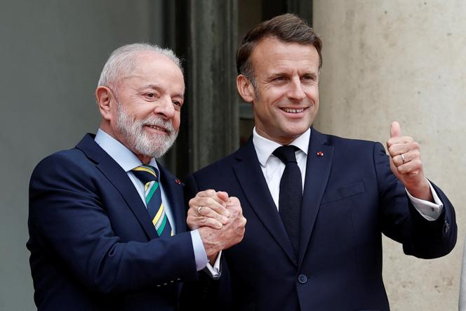 Emmanuel Macron serre la main du président brésilien Luiz Inacio Lula da Silva à son arrivée pour une réunion au palais de l’Élysée à Paris, dans le cadre de sa visite d’État en France, le 5 juin 2025.