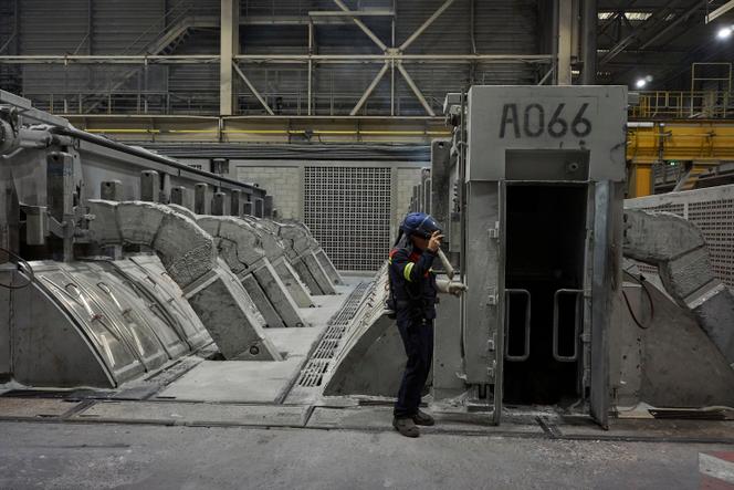 Dans la fonderie d’aluminium primaire Aluminium Dunkerque, à Loon-Plage (Nord), le 11 mars 2024.
