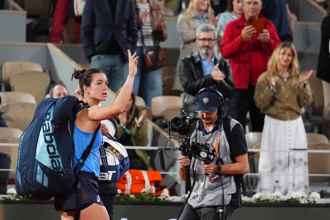 A francesa Loïs Boisson sai da quadra depois de sua semifinal em Roland-Garros contra o American Coco Gauff, em 5 de junho de 2025, em Paris.