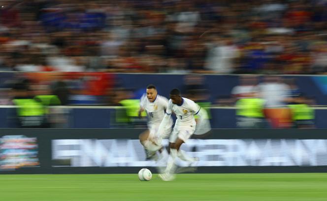 Ousmane Dembélé devant Kylian Mbappé, le 5 juin 2025 lors de la demi-finale de Ligue des nations entre la France et l’Espagne à Stuttgart (Allemagne).