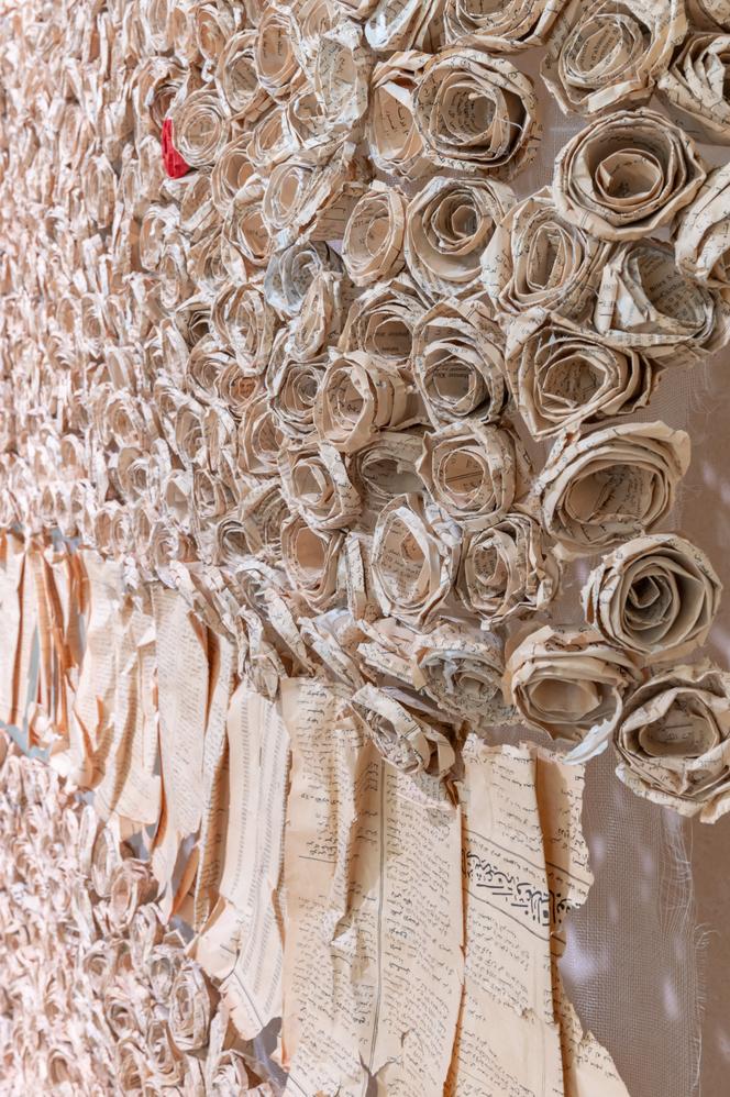 « Mémoire de feu » (2021), d’Héla Ammar, œuvre présentée dans l’exposition « Le temps creuse même le marbre » à l’abbaye de Jumièges (Seine-Maritime), en 2025.