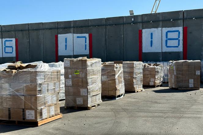 De l’aide humanitaire sur le point d’être acheminée dans la bande de Gaza, au point de passage de Kerem Shalom (Israël), le 29 mai 2025.