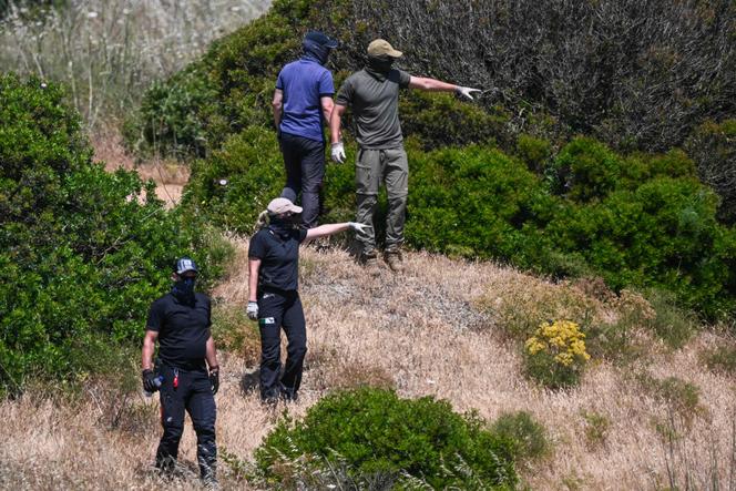Des enquêteurs fouillent une zone dans le cadre de l’enquête sur la disparition en 2007 de Madeleine McCann, à Atalaia, en Algarve, le 5 juin 2025.