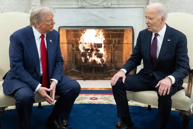 Une rencontre entre Joe Biden (à droite) et Donald Trump dans le bureau Ovale de la Maison Blanche à Washington, le 13 novembre 2024.
