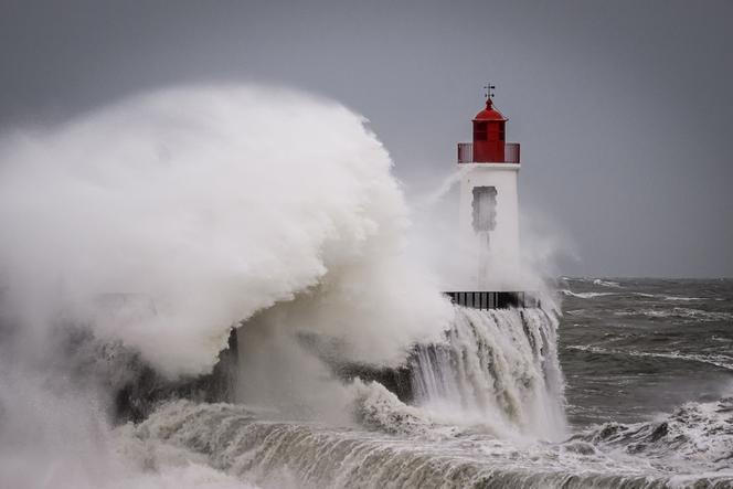 Le phare à l’entrée du port, lors de la tempête Nelson, aux Sables-d’Olonne, le 28 mars 2024.