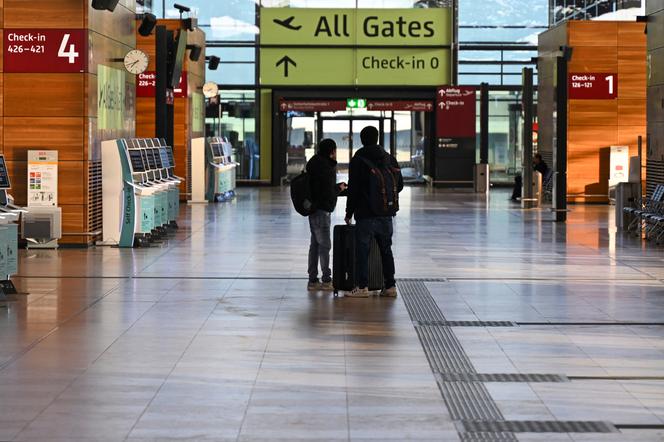 Dans un terminal vide, fermé en raison d’une grève du syndicat allemand Verdi, à l’aéroport Berlin-Brandebourg (BER) de Schönefeld (Allemagne), le 10 mars 2025.