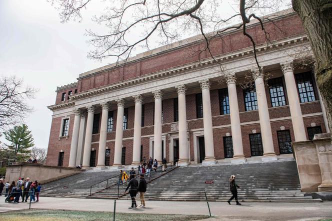 Des personnes entrent et sortent de la Bibliothèque Harry-Elkins-Widener sur le campus de l’université Harvard, à Cambridge, dans le Massachusetts, le 15 avril 2025.