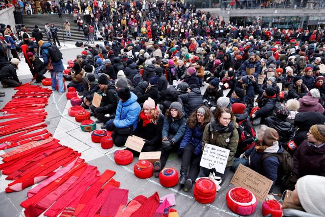 Des membres de Mothers’ Rebellion (Rebellmammorna), faisant partie de Extinction Rebellion, manifestent contre le réchauffement climatique, à Stockholm, le 21 avril 2024.