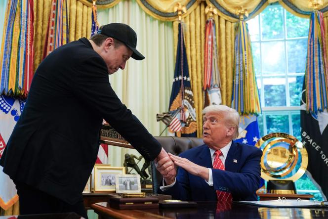 Le président américain, Donald Trump, serre la main d’Elon Musk dans le bureau Ovale de la Maison Blanche à Washington DC, le 30 mai 2025.