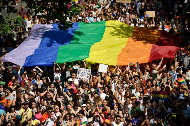 Lors de la marche des fiertés LGBT+, à Paris, le 24 juin 2023.