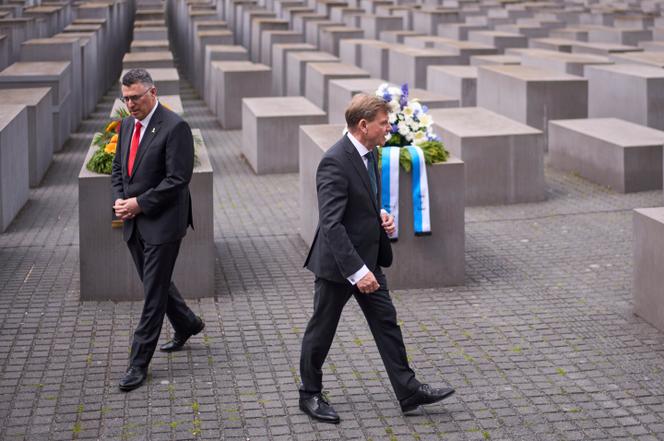 Le ministre des affaires étrangères allemand, Johann Wadephul (à gauche), et le ministredes affaires étrangères israélien , Gideon Saar, au Mémorial de l’Holocauste à Berlin,  jeudi 5 juin 2025.