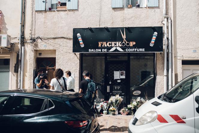 Devant le salon de coiffure où travaillait Hichem Miraoui, à Puget-sur-Argens (Var), le 3 juin 2025.