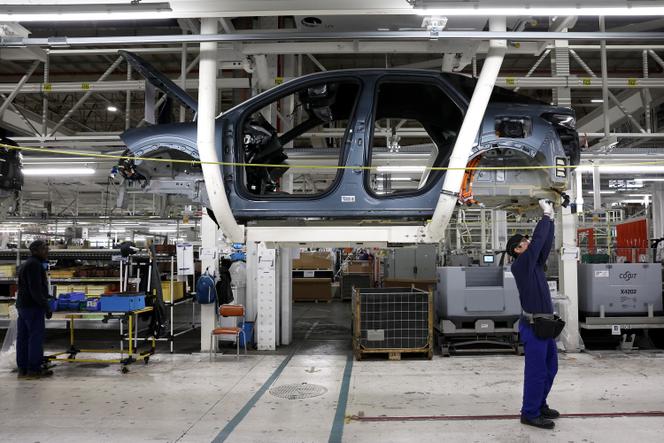Des employés travaillent sur la chaîne de production des nouvelles voitures électriques Peugeot e-3008 et e-5008 à l’usine Stellantis de Sochaux (Doubs), le 3 octobre 2024.