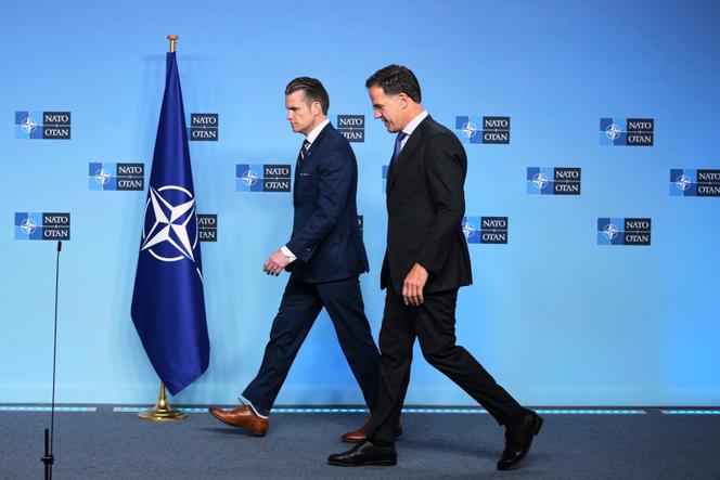 Le secrétaire américain à la défense, Pete Hegseth, à gauche, et le secrétaire général de l’OTAN, Mark Rutte, avant une réunion des ministres de la défense de l’OTAN au siège de l’Organisation, à Bruxelles, jeudi 5 juin 2025.
