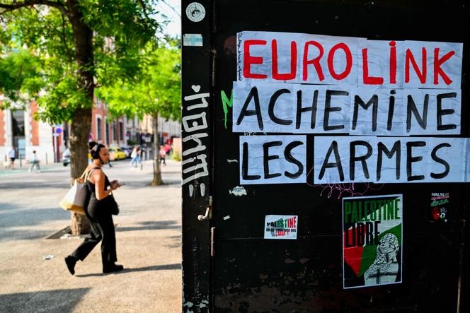 Une affiche accusant l’entreprise Eurolinks de participer à l’effort de guerre israélien en lui livrant du matériel militaire. A Marseille, le 5 juin 2025.