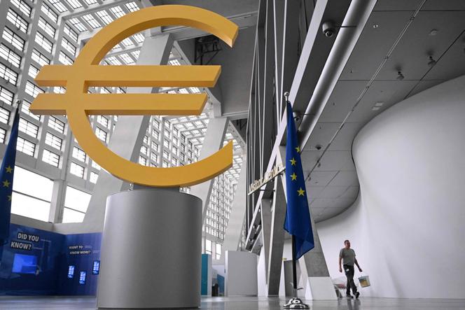 Le symbole de l’euro au siège de la Banque centrale européenne (BCE), à Francfort-sur-le-Main, le 5 juin 2025.