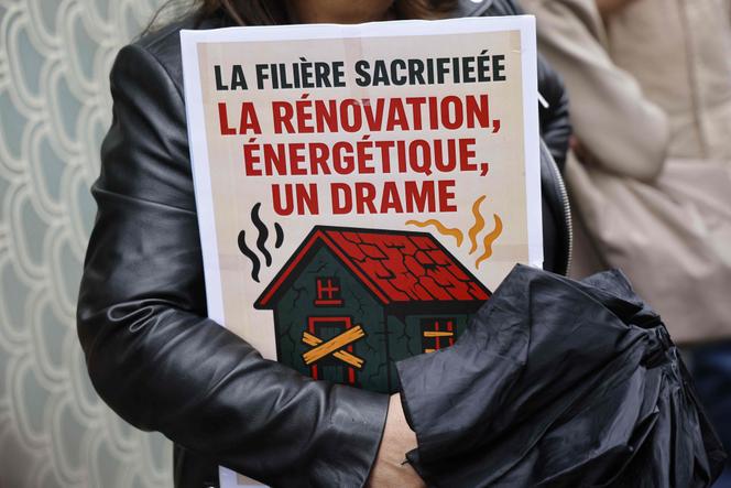 Manifestation de travailleurs du secteur de la rénovation le 12 mai 2025, à Paris, devant le siège de l’Agence nationale de l’habitat, pour réduire les délais de paiement de l’aide MaPrimeRénov’, dispositif public finalement suspendu le 4 juin 2025.