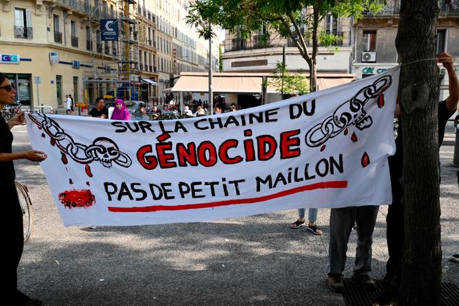 Lors d’un rassemblement en soutien aux dockers qui ont refusé de charger un conteneur d’équipements militaires sur un navire à destination d’Israël, à Marseille le 5 juin 2025.