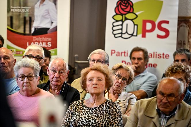 Des militants du Parti socialiste, lors d’un meeting de Boris Vallaud, à la fédération socialiste de Dordogne, à Périgueux, le 10 mai 2025.