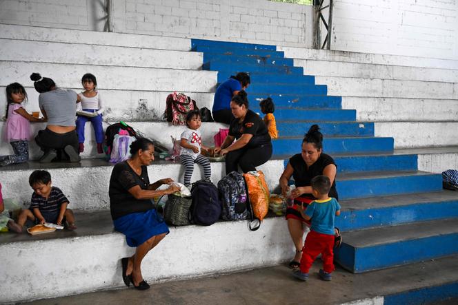 Des personnes évacuées restent dans un abri après avoir fui leur village touché par le volcan de Fuego à Santa Lucia Cotzumalguapa, au Guatemala, le 5 juin 2025.
