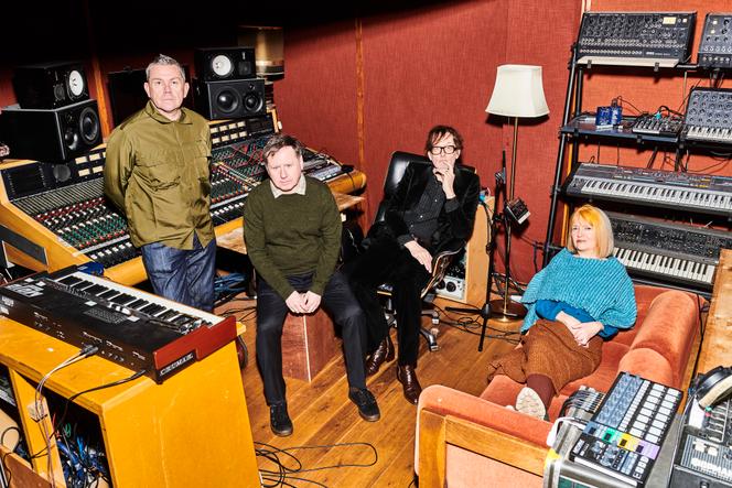 Nick Banks, Mark Webber, Jarvis Cocker et Candida Doyle, du groupe Pulp, au Studio Orbb, à Londres, en février 2025.