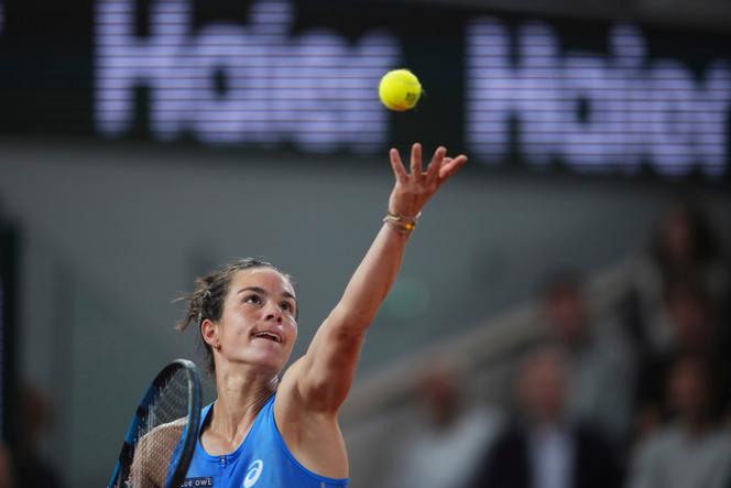 France's Loïs Boisson serves against Coco Gauff of the United States during the semifinal match of the French Tennis Open at the Roland-Garros stadium in Paris, Thursday June 5, 2025.