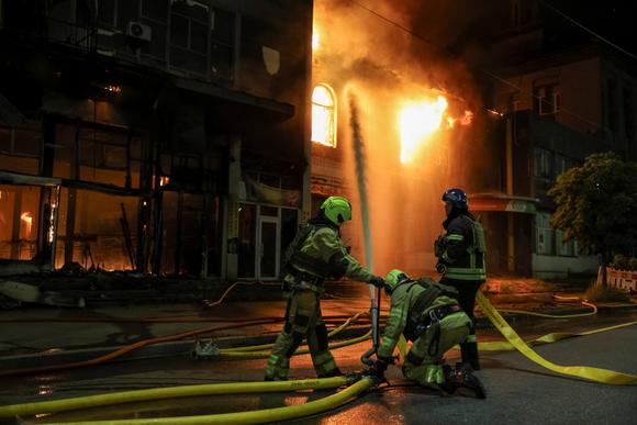 Los bomberos intentan extinguir un incendio causado por un ataque con drones rusos en Kiev, el 6 de junio de 2025.