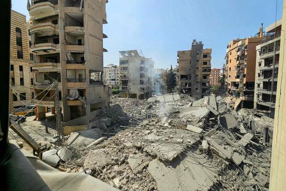 Un edificio se derrumbó tras un ataque israelí nocturno en el barrio de Kafaat, en los suburbios del sur de Beirut, el 6 de junio de 2025.