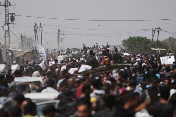 Los palestinos se dirigen a Rafah, en el sur de la Franja de Gaza, para recibir alimentos y ayuda humanitaria de la Fundación Humanitaria de Gaza el 6 de junio de 2025.