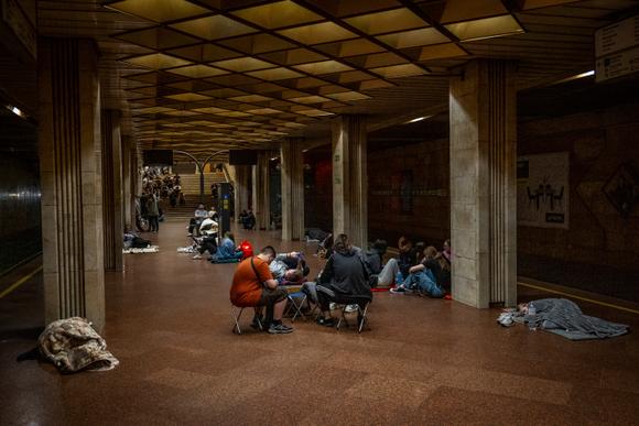En una estación de metro, utilizada como refugio antiaéreo, durante el ataque con drones rusos a Kiev en la noche del jueves al viernes.