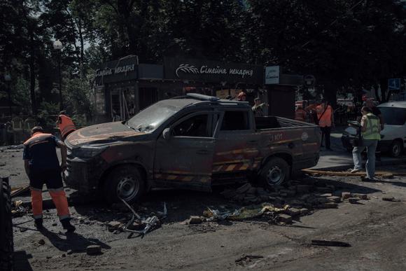 6 Haziran 2025'te Kiev'de Rusların gerçekleştirdiği bombalamanın ardından bir itfaiye aracı.