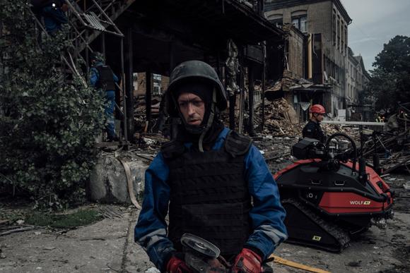 Los trabajadores limpian los escombros en el lugar de un bombardeo ruso en Kiev el 6 de junio de 2025.