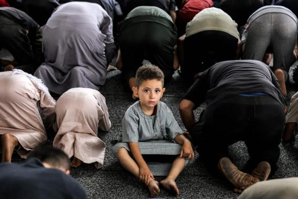 Oraciones de Eid al-Adha en una mezquita improvisada en el barrio de Abu Amin de la ciudad de Gaza el 6 de junio de 2025.