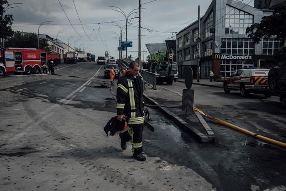 Un bombero al final de una intervención, en Kyiv, el 6 de junio de 2025.