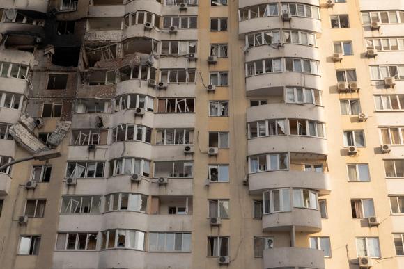 Daños causados por un ataque con un dron ruso a un edificio residencial en Kiev el 6 de junio de 2025.