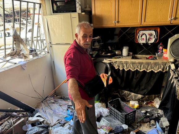 Dentro de una casa dañada por ataques israelíes en los suburbios del sur de Beirut, el 6 de junio de 2025.