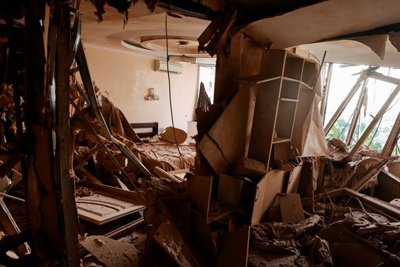 El interior de un apartamento destruido por el ataque ruso a Kiev en la noche del jueves al viernes, en Kiev, el 6 de junio de 2025.