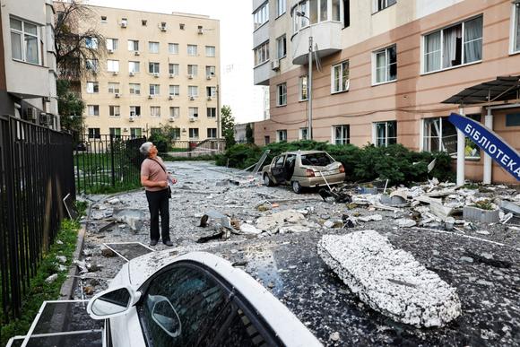 Un residente de Kyiv observa cómo su edificio de apartamentos es atacado por un dron ruso el 6 de junio de 2025.