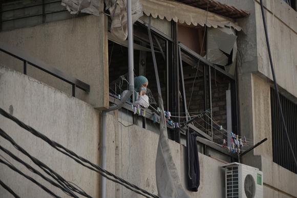 Desde su balcón, una residente de los suburbios del sur de Beirut observa los daños el 6 de junio de 2025.