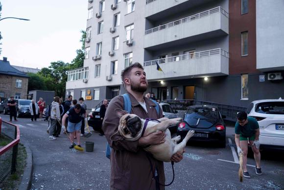 Frente a un edificio residencial alcanzado por un dron ruso, en Kiev, el 6 de junio de 2025.