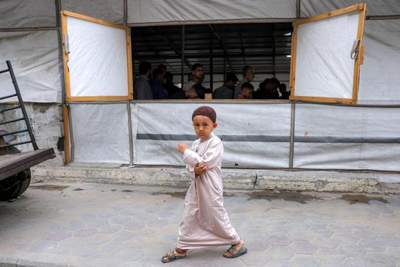 Celebraciones del Eid al-Adha en una mezquita improvisada en el barrio de Abu Amin de la ciudad de Gaza el 6 de junio de 2025.
